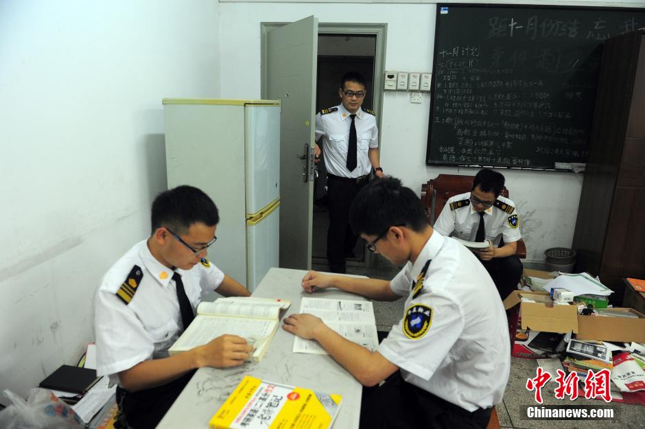 武漢高?！皠钪颈０矆F” 集體考上研究生