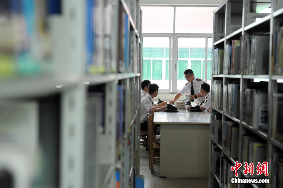 5月8日，武漢輕工大學(xué)保安吳濤、江力、黃凱、萬文杰在圖書館學(xué)習(xí)中。中新社發(fā) 張暢 攝