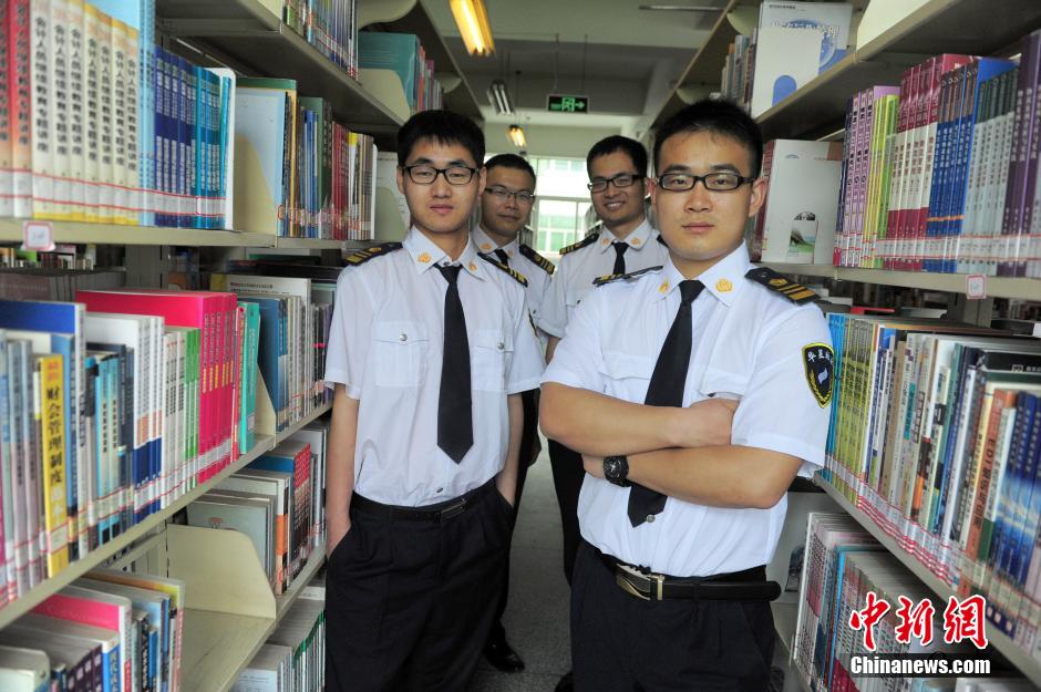 　5月8日，武漢輕工大學(xué)圖書館保安吳濤、江力、黃凱、萬文杰。中新社發(fā) 張暢 攝