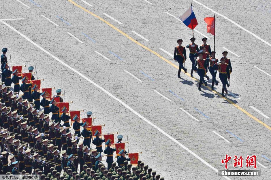 圖為俄羅斯國旗從受閱部隊前經(jīng)過。