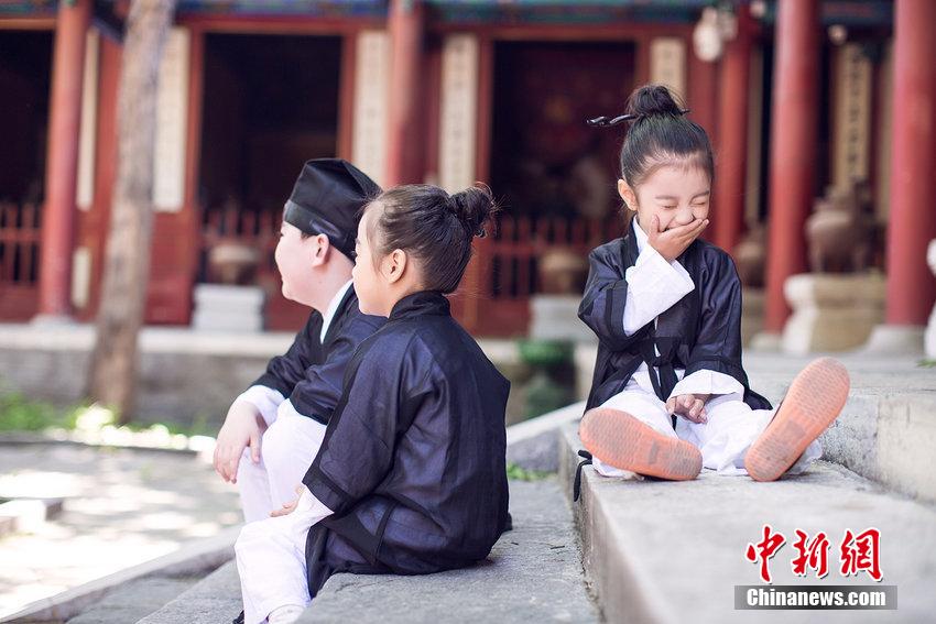 三萌娃扮“道士”玩游戲喚醒網(wǎng)友兒時(shí)記憶