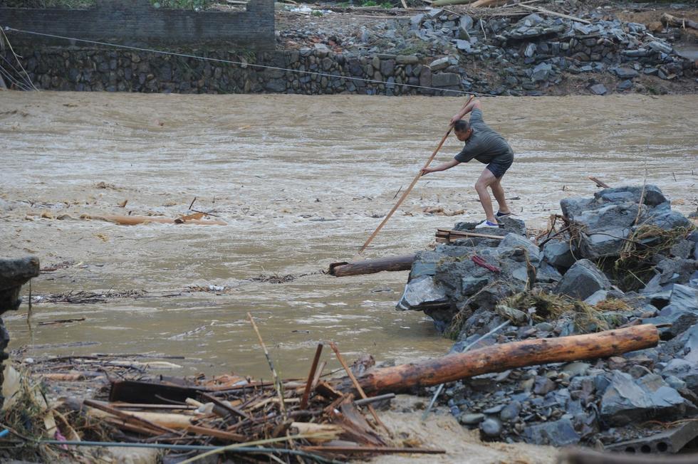 貴州雷山遭暴雨襲擊 村民在洪水中淡定撈魚 貴州雷山遭暴雨襲擊 村民在洪水中淡定撈魚