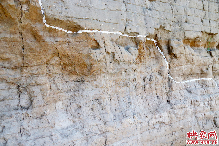 待工程開(kāi)放后，游客走進(jìn)城墻內(nèi)部，可以看到商代的紅色夯土層、戰(zhàn)國(guó)時(shí)期的白色夯土層。