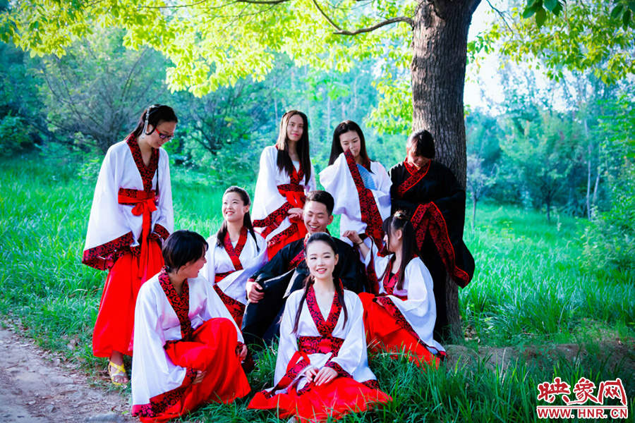 這片樹(shù)蔭留下我們太多的歡聲笑語(yǔ)。