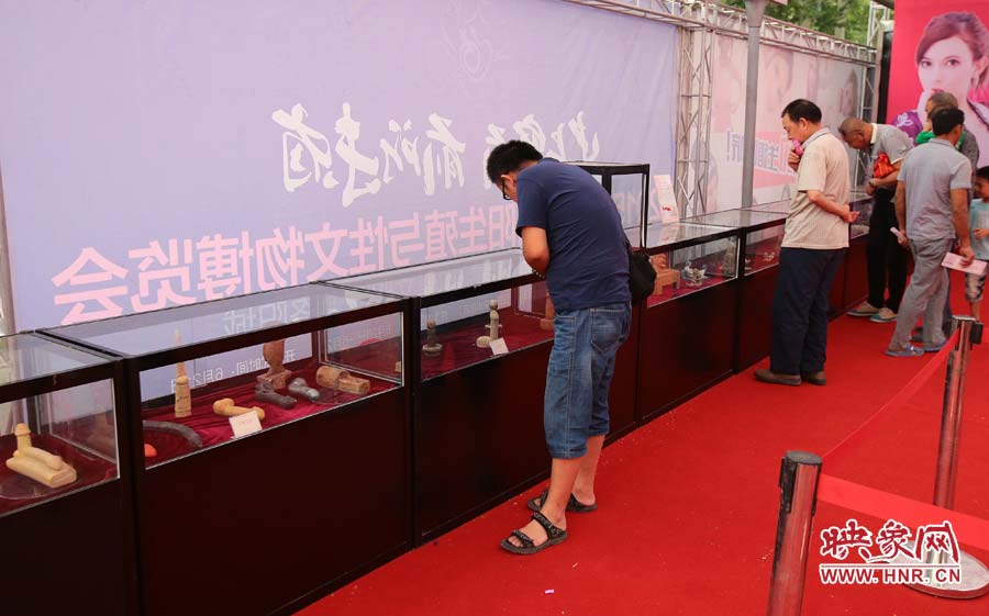 市民觀看中國(guó)·洛陽生殖與性文物博覽會(huì)展品
