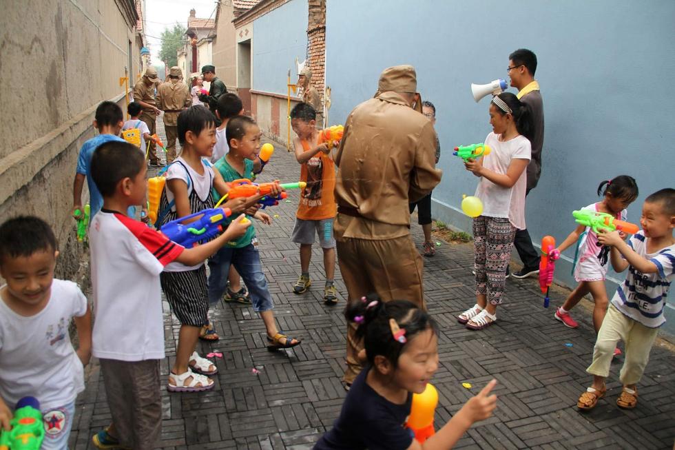 孩子們持水槍打鬼子。