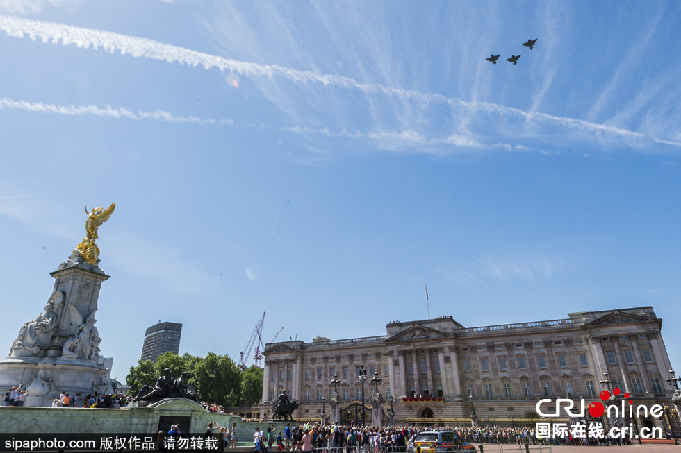數(shù)架颶風噴火戰(zhàn)斗機和臺風戰(zhàn)斗機編隊飛躍白金漢宮上空，參加了紀念儀式。