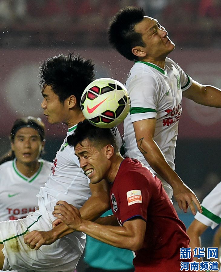 7月19日，河南建業(yè)隊球員哈維爾（右二）在比賽中與對手爭搶頭球。