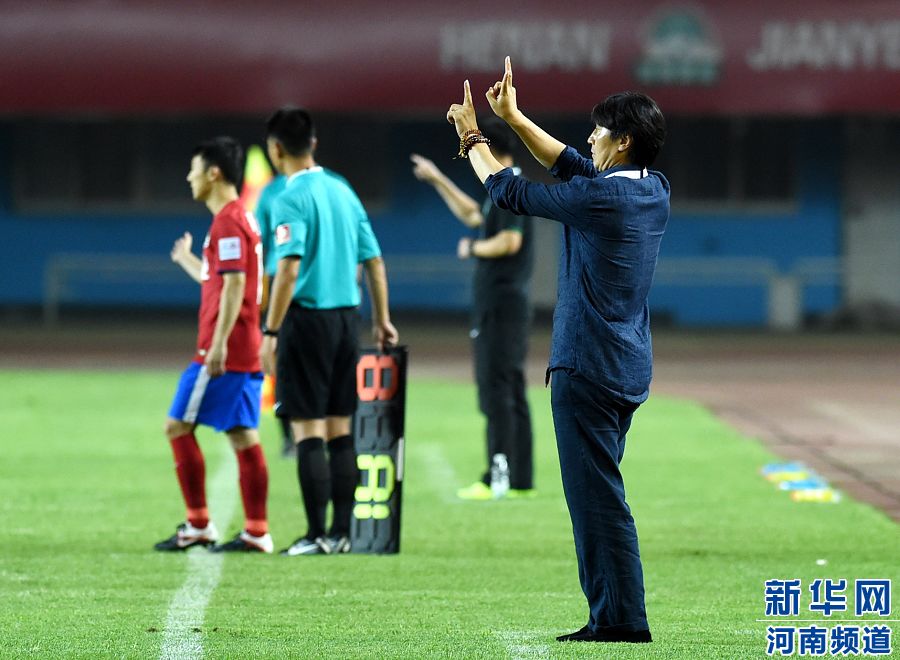 7月19日，河南建業(yè)隊主教練賈秀全（右一）在場邊指揮。
