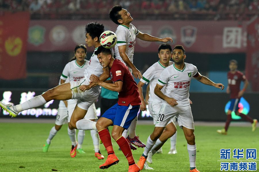 7月19日，河南建業(yè)隊球員哈維爾（前排左二）在比賽中與對手爭搶頭球。