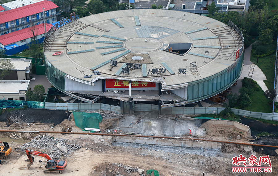 售樓部被拆掉一個(gè)角，仍在正常使用