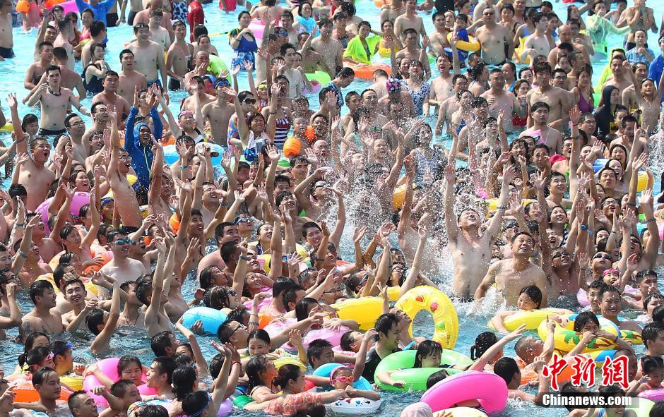 8月1日，民眾扎堆在南京湯山歡樂水魔方水上樂園戲水，享受“冰火兩重天”的涼爽和激情。連日來，中國大部分地區(qū)迎來高溫天氣。