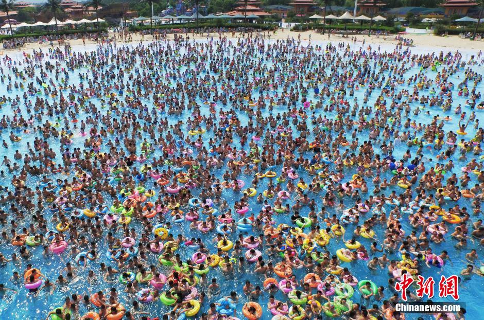8月1日，民眾扎堆在南京湯山歡樂水魔方水上樂園戲水，享受“冰火兩重天”的涼爽和激情。連日來，中國大部分地區(qū)迎來高溫天氣。
