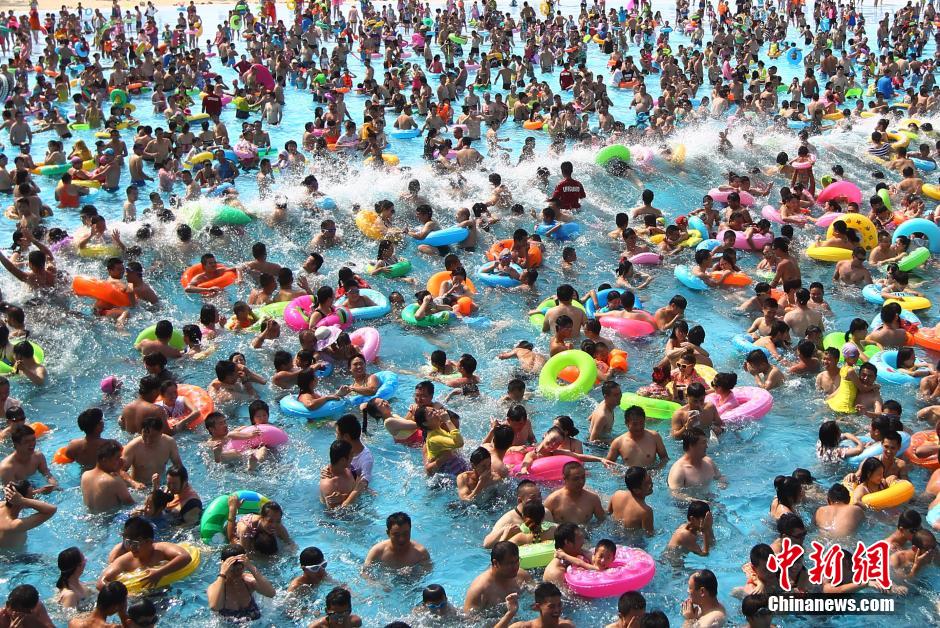 8月1日，民眾扎堆在南京湯山歡樂水魔方水上樂園戲水，享受“冰火兩重天”的涼爽和激情。連日來，中國大部分地區(qū)迎來高溫天氣。