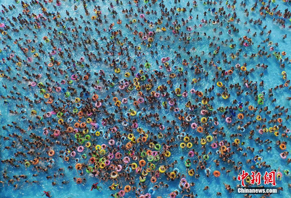 8月1日，民眾扎堆在南京湯山歡樂水魔方水上樂園戲水，享受“冰火兩重天”的涼爽和激情。連日來，中國大部分地區(qū)迎來高溫天氣。