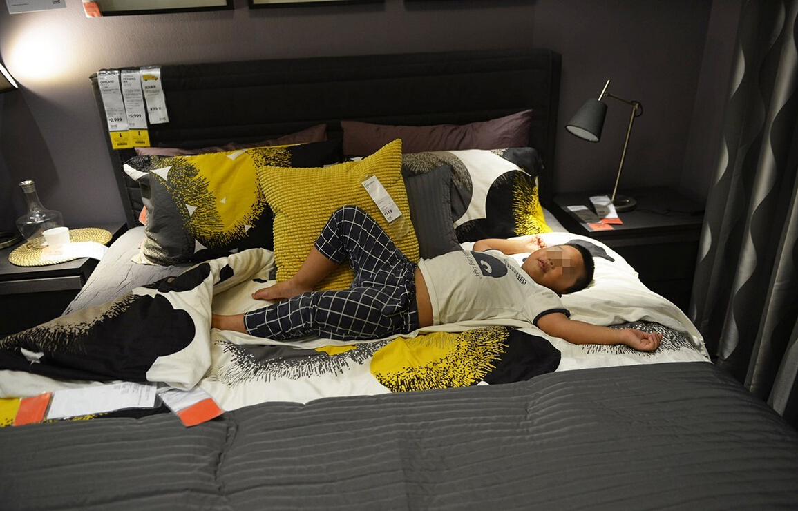 8月4日，杭州，“蹭涼族”在宜家杭州店的沙發(fā)或床鋪上休息。