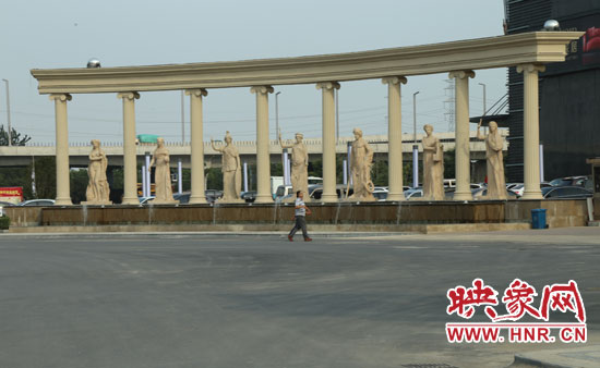 在這個(gè)“凱旋門(mén)”前是一處噴泉景觀(guān)。