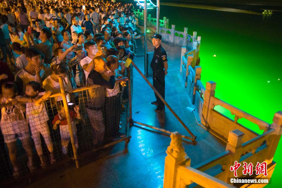 特警為河燈節(jié)保駕護(hù)航。 張云 攝