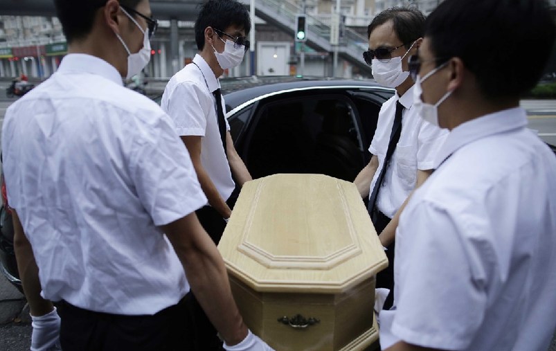 上海，花床、木棺、挽聯(lián)，在上海市閔行區(qū)一處私密的悼念室內(nèi)，一場(chǎng)小型追悼?jī)x式正在舉行。