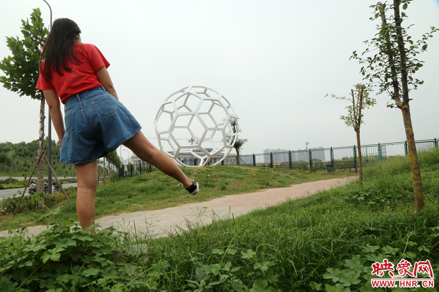 踢”足球“。