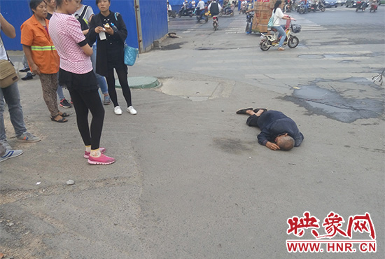 老人倒地后無人敢扶，過路市民拍照作證。