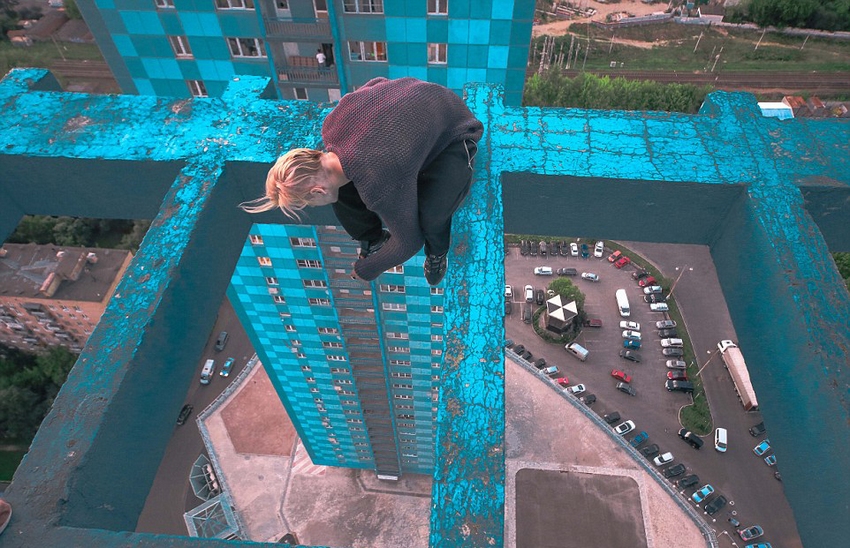 恐高癥慎入！俄羅斯小伙高空跑酷炫特技驚險(xiǎn)萬(wàn)分