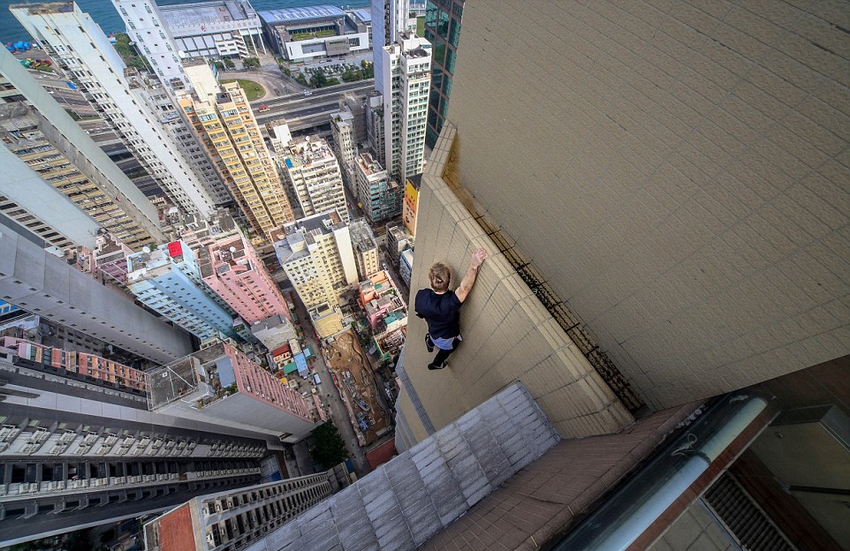 恐高癥慎入！俄羅斯小伙高空跑酷炫特技驚險(xiǎn)萬(wàn)分