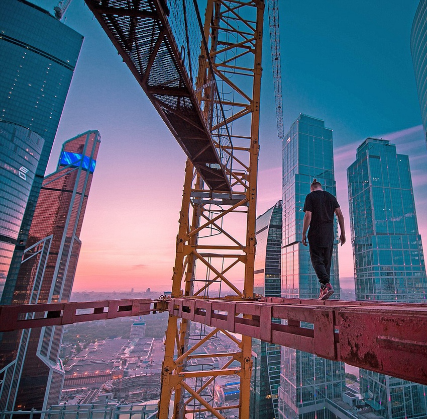 恐高癥慎入！俄羅斯小伙高空跑酷炫特技驚險(xiǎn)萬(wàn)分