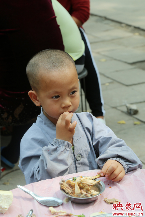 數百名少林武僧與家人團聚 跪謝父母現場痛哭