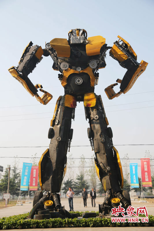 10月14日，一只高18米、寬8米的“變形金剛”矗立在河南省平頂山市寶豐縣一家企業(yè)門前。