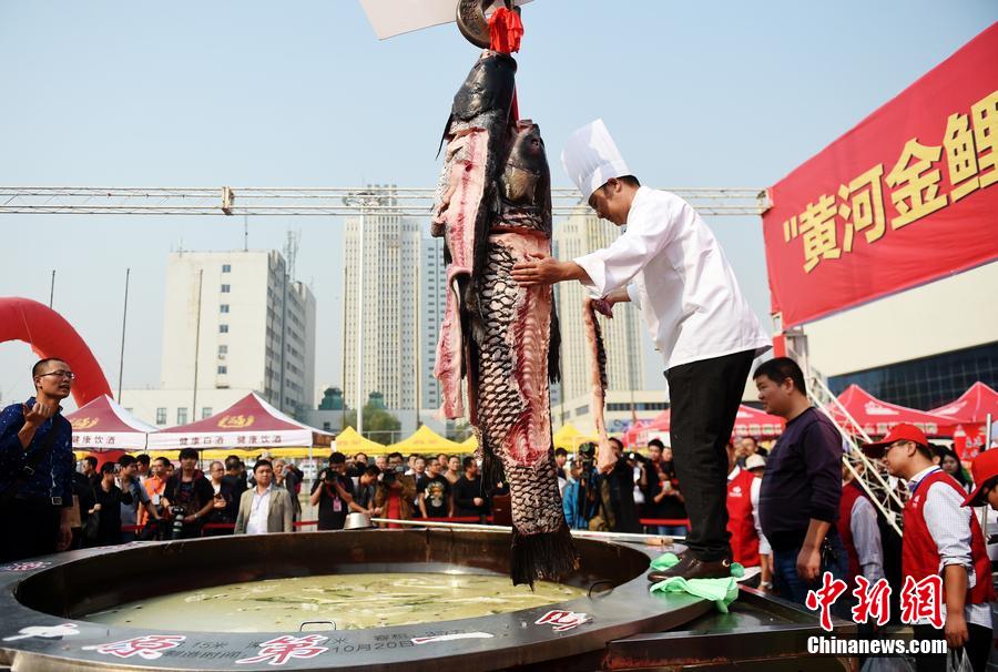 河南鄭州，一個(gè)直徑3.15米，深0.7米，可容納3噸高湯的“中原第一鍋”現(xiàn)場(chǎng)烹煮火鍋盛宴。