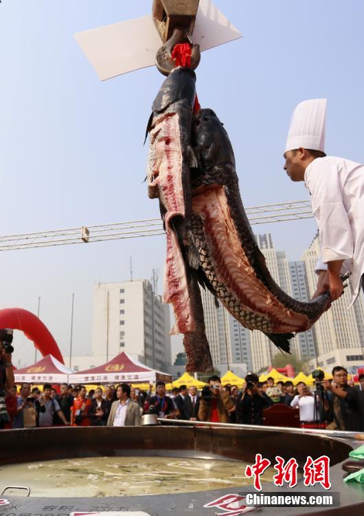 廚師對(duì)魚肉進(jìn)行處理。 圖片來源：CFP視覺中國(guó)