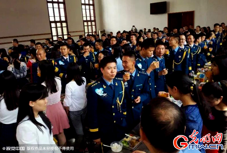 湖北武漢，“嫁人就嫁解放軍”，每年一屆的武漢軍旅姻緣會17日在駐漢空軍某指揮所文化活動中心舉行