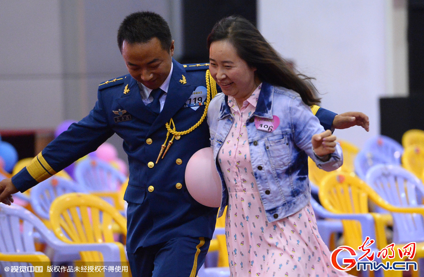 湖北武漢，“嫁人就嫁解放軍”，每年一屆的武漢軍旅姻緣會17日在駐漢空軍某指揮所文化活動中心舉行