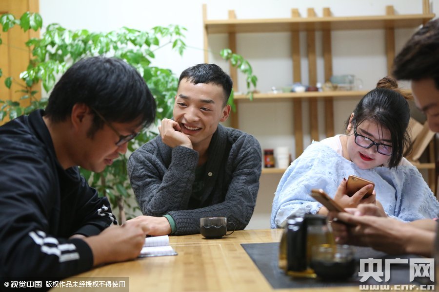 網(wǎng)絡(luò)紅人葉良辰現(xiàn)身浙江臺(tái)州，接受記者的專訪。