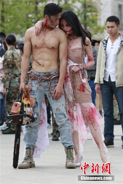 男神教師扮“鬼”學(xué)生稱其為“史上顏值最高男鬼”。何浠 攝