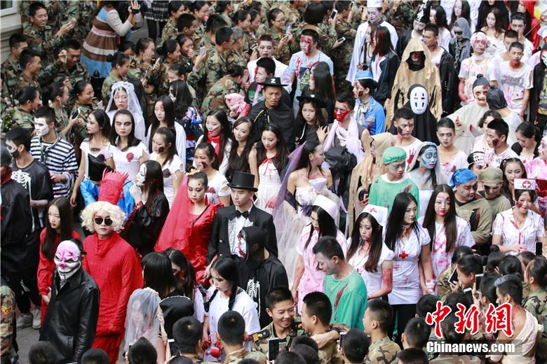 校園“萬(wàn)圣節(jié)”恐怖化妝派對(duì)讓“群鬼”聚集。 何浠 攝