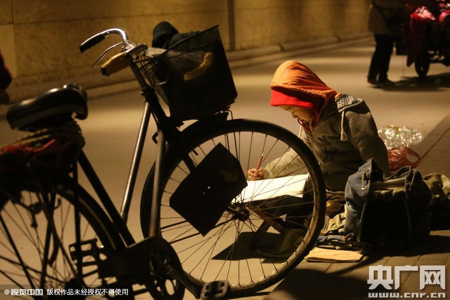 他的父母說，晚上回去晚，孩子的作業(yè)都是在這寫，做小生意不容易，孩子還陪著遭罪，經(jīng)常還有城管攆著不讓在這賣。