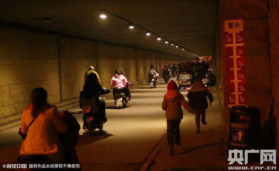 寫完作業(yè)，小一航與鄰居的小伙伴在大橋下玩耍。