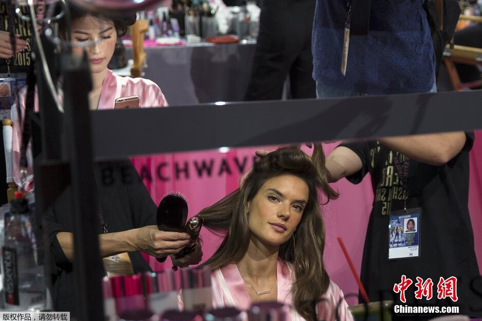 當(dāng)?shù)貢r(shí)間11月10日，2015維多利亞的秘密年度內(nèi)衣秀在紐約上演，模特在后臺(tái)緊張地準(zhǔn)備中。