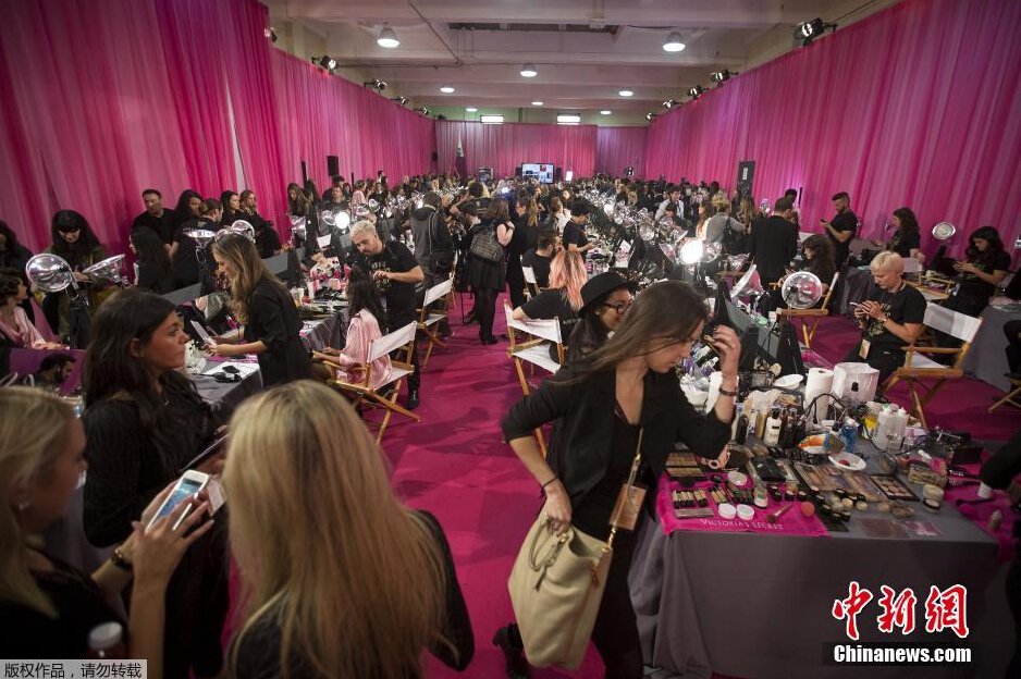 當(dāng)?shù)貢r(shí)間11月10日，2015維多利亞的秘密年度內(nèi)衣秀在紐約上演，模特在后臺(tái)緊張地準(zhǔn)備中。