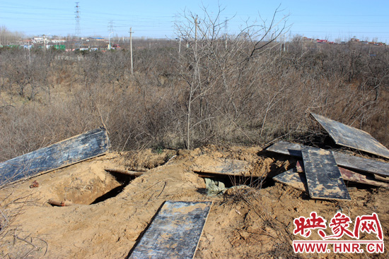 這次被盜的是位于北側(cè)的叔齊墓，墓塚上面有兩個(gè)盜洞，有十多米深。