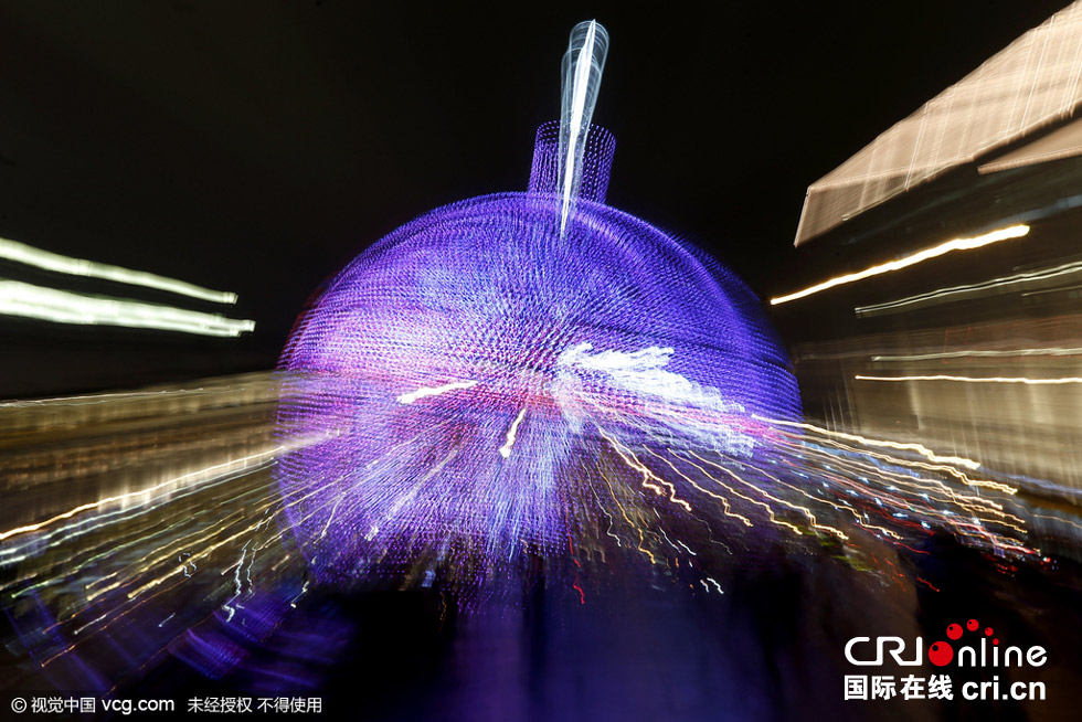 巨型“圣誕彩球”燈亮相莫斯科 巨型“圣誕彩球”燈亮相莫斯科