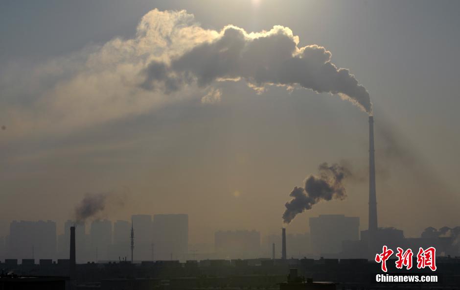 沈陽上空“大氣對(duì)流” 煙柱飄向不同方向