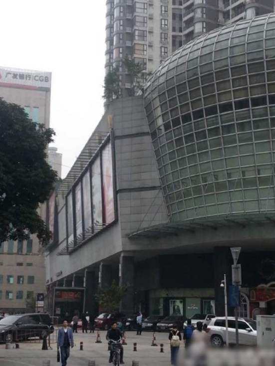 一輛停在停車位上的寶馬轎車，被墜落的樹枝砸中，樹枝徑直插入車內(nèi)，現(xiàn)場(chǎng)引發(fā)不少市民圍觀拍照。