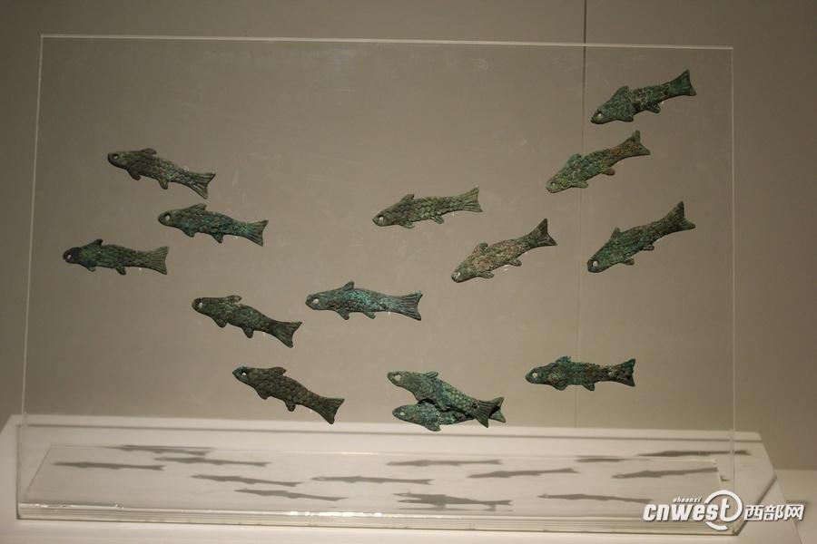 青銅魚符，有專家推測是覆蓋棺槨所用荒帷上懸掛的裝飾物。