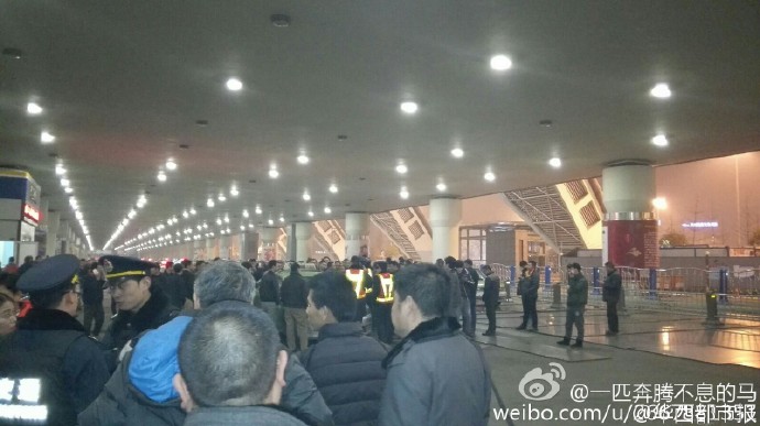 據(jù)現(xiàn)場(chǎng)網(wǎng)友表示：交警和出租車司機(jī)吵了起來。