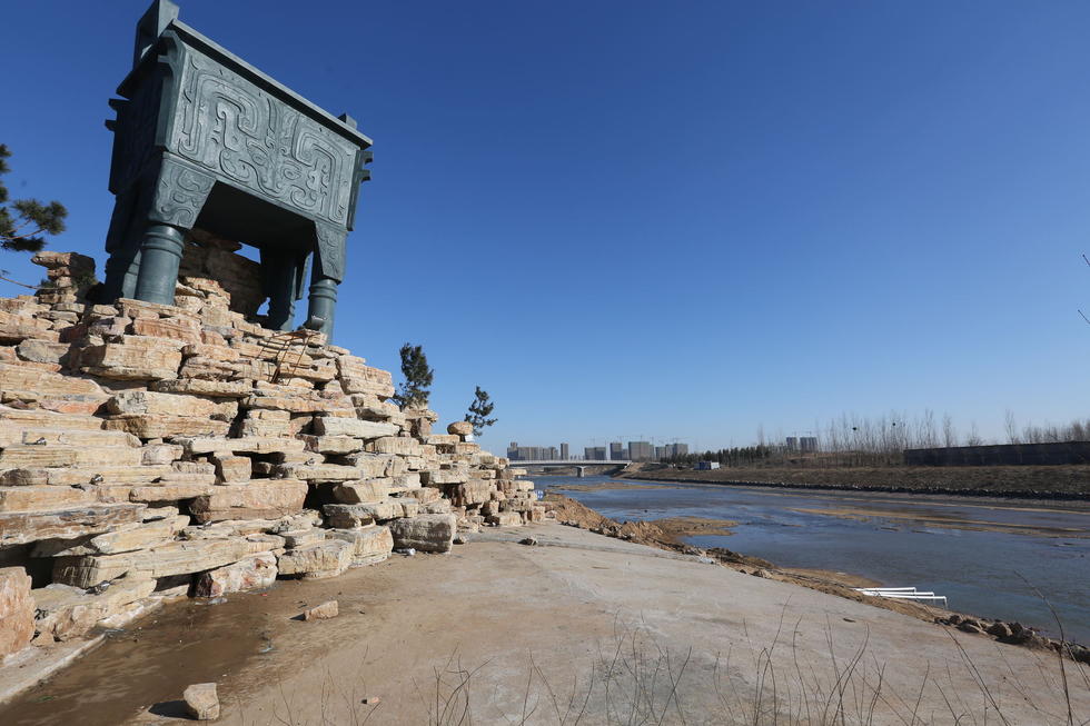 鄭州河邊建十米高銅鼎無防護(hù) 網(wǎng)友:不怕淹了？