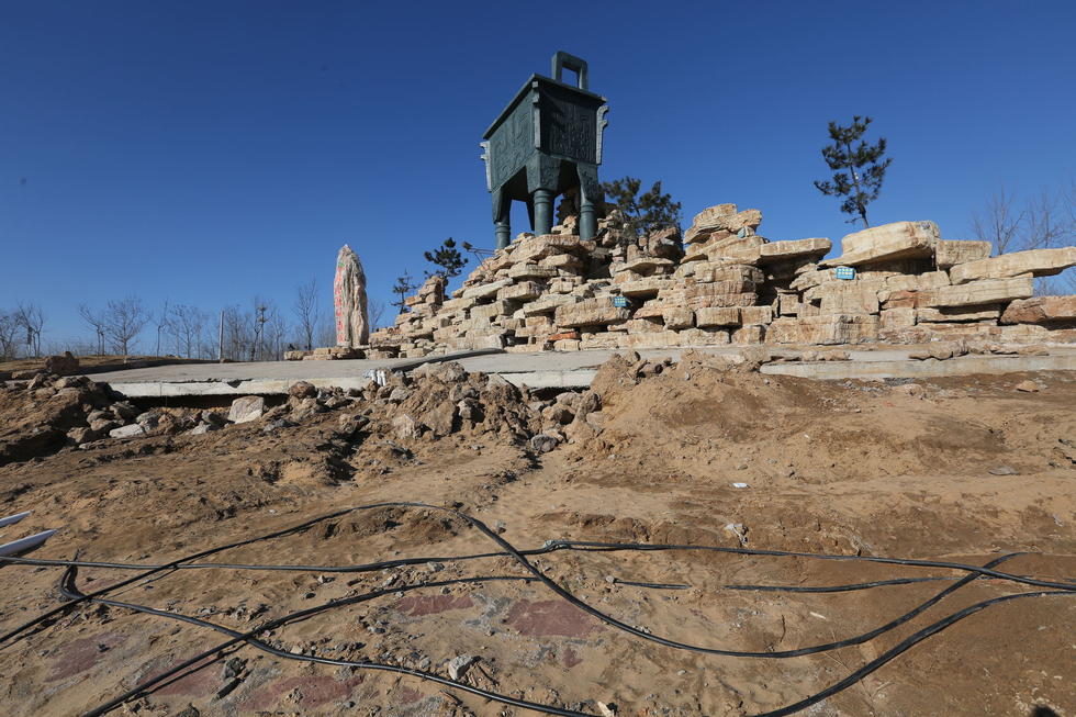 鄭州河邊建十米高銅鼎無防護(hù) 網(wǎng)友:不怕淹了？