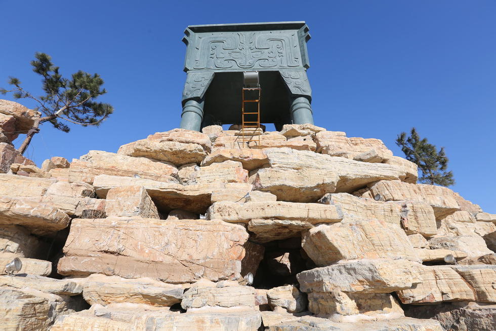 鄭州河邊建十米高銅鼎無防護(hù) 網(wǎng)友:不怕淹了？